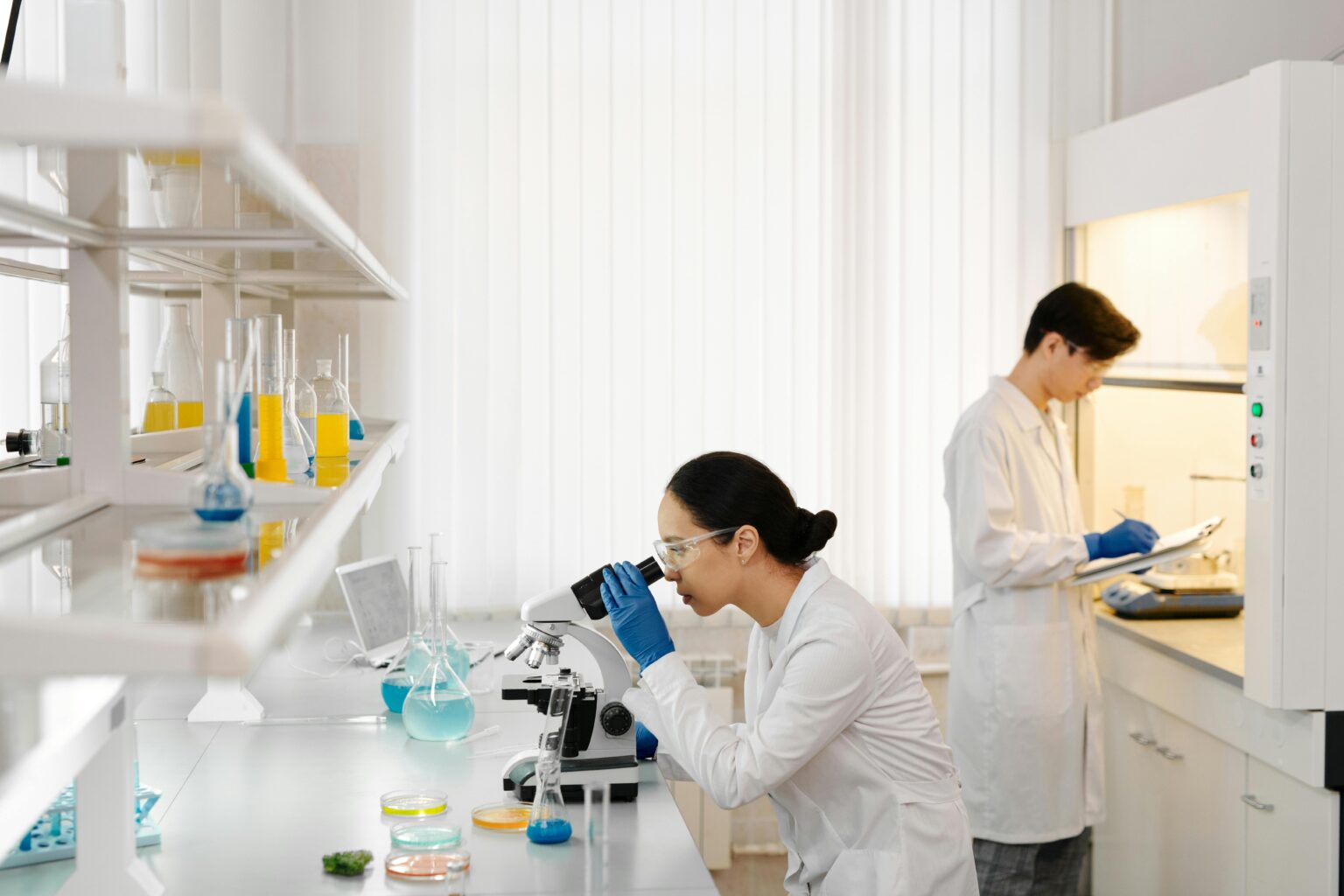 Análisis microbiológico en laboratorio